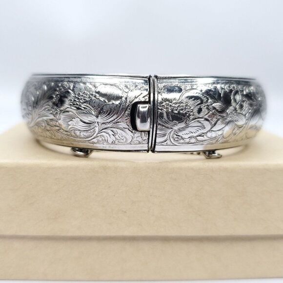 Vintage Hinged Embossed Floral Bangle Bracelet Silvertone Domed Rounded 5/8" - Picture 4 of 6